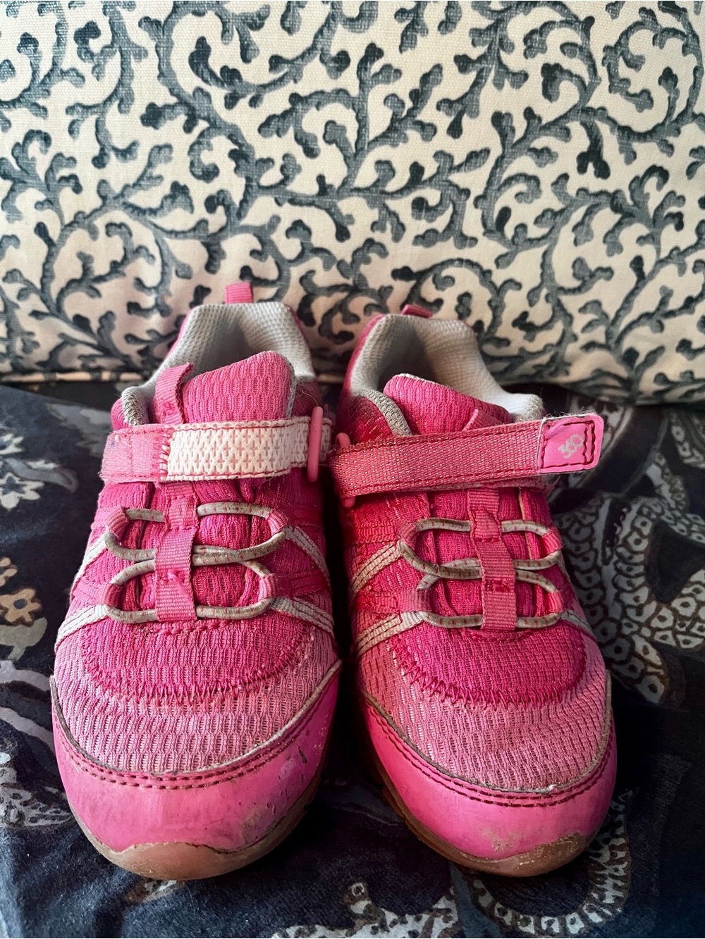 Stride Rite Girls Pink “Rocky” light up Hook-and-Loop Sneakers/ Tennis Shoes